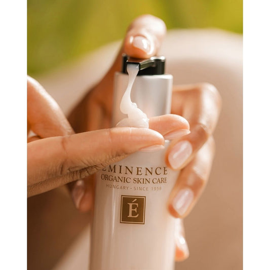 Sfeerbeeld van Tulsi & Snow Mushroom Cleansing Milk – lifestyle visual