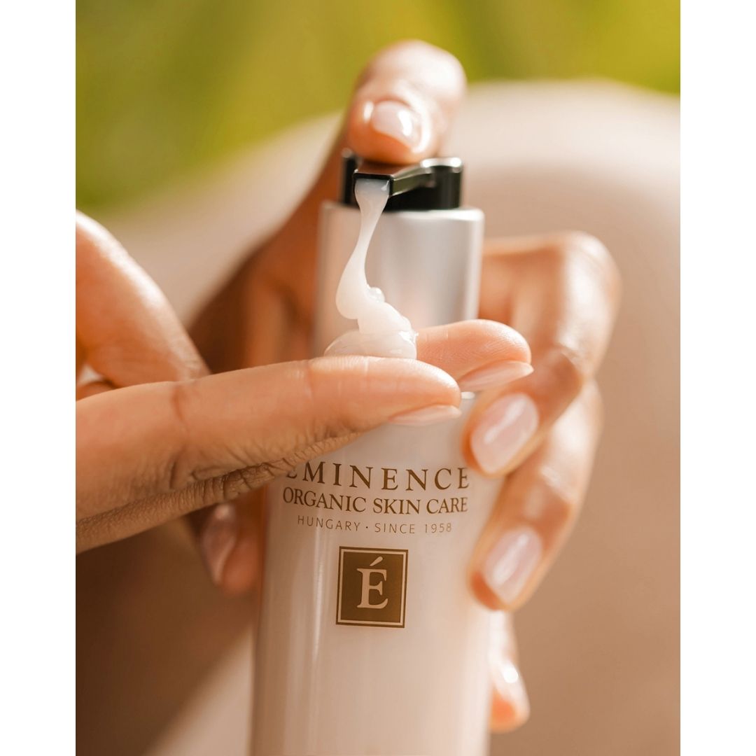 Sfeerbeeld van Tulsi & Snow Mushroom Cleansing Milk – lifestyle visual